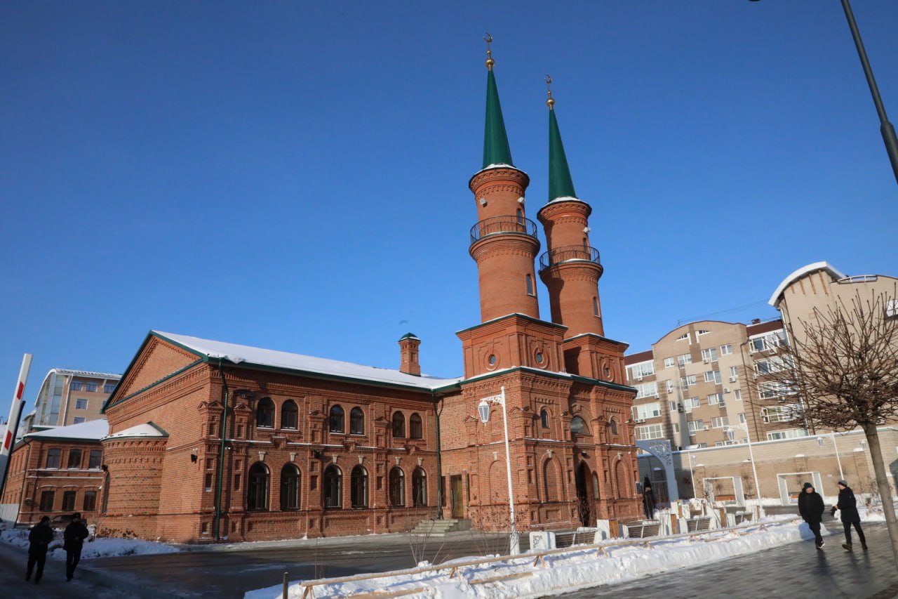 В Уфе после реконструкции открылась Хакимовская мечеть Хакимовская мечеть в Уфе начала принимать прихожан Сегодня состоялся первый намаз С проповедью перед прихожанами мечети выступил Верховный муфтий председатель Центрального духовного управления мусульман России Талгат Таджуддин UFA RB Подписаться Прислать новость При отключении интернета доступен наш канал в Max