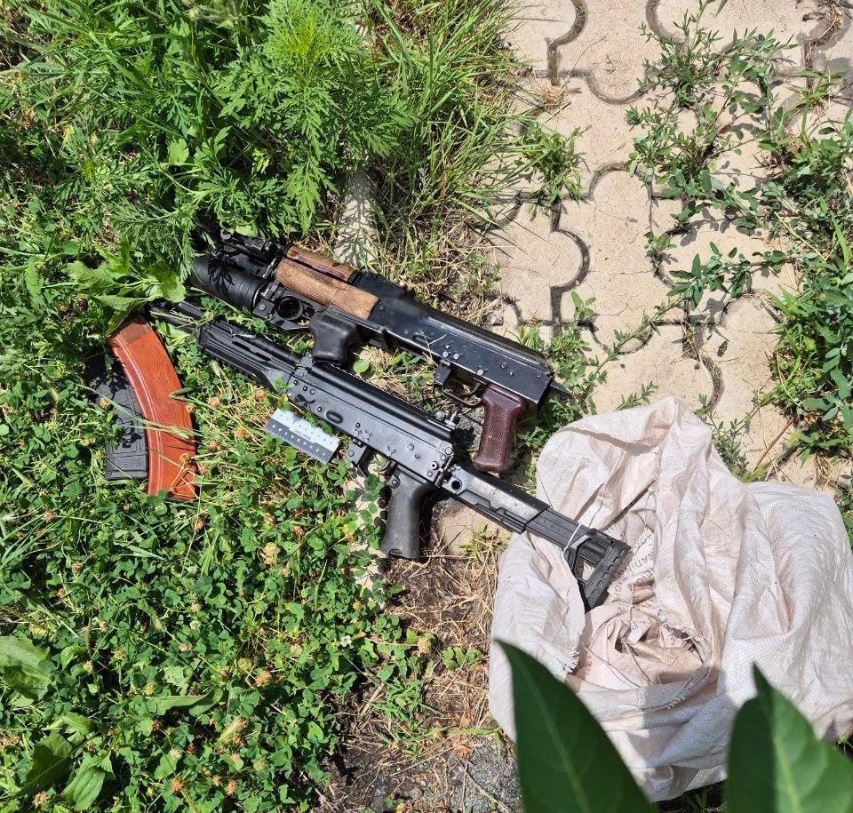  Сотрудники полиции изъяли боеприпасы у жителя столицы Республики Оперуполномоченные отдела полиции по обслуживанию территории Киевского района г. Донецка задержали ранее судимого мужчину за хранение взрывчатых веществ. Фигуранту грозит лишение свободы на срок до 8 лет с выплатой штрафа. В ходе проверки оперативной информации полицейские изъяли у дончанина 72 патрона калибра 5,45 мм, предмет, конструктивно схожий с АКМ, а также предмет, внешне схожий с АК-74. Изъятое направлено на экспертизу, по результатам которой будет принято решение о возбуждении уголовного дела по ч. 1 ст. 222 УК РФ незаконное приобретение, передача, сбыт, хранение, перевозка, пересылка или ношение взрывчатых веществ . Санкция статьи предусматривает максимальное наказание в виде лишения свободы на срок до 8 лет со штрафом в размере до 100 тысяч рублей.