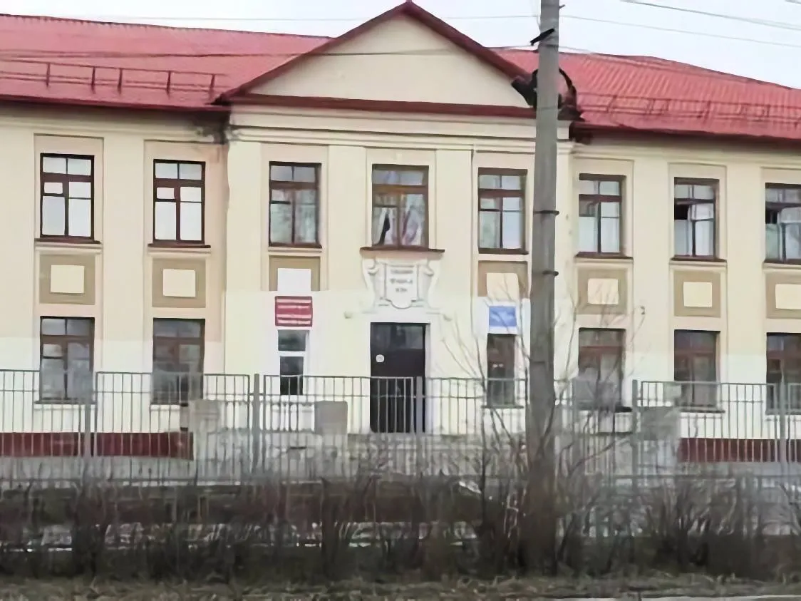 В ближайшее время строители приступят к ремонту еще одной школы которую мы должны обновить в этом году на средства нацпроекта Молодежь и дети Профильный департамент разместил конкурс на поиск подрядчика на ремонт основного здания школы 31 Стартовая цена контракта 97 млн рублей Строителям предстоит укрепить фундамент отремонтировать цоколь провести ремонт кровли фасада а также работы по ремонту перекрытий Напомню подрядчик компания ООО Монтажстрой уже активно взялся за ремонт отдельно стоящих мастерских школы 31 Ранее с профильными департаментами мы пришли к выводу что здесь нет никакого смысла проводить работы выборочно Здание аварийное было выведено из эксплуатации несколько лет назад Из федерального и областного бюджета на его ремонт было предусмотрено лишь 25 5 млн рублей Пришлось найти возможность выделить дополнительно порядка 30 млн из городского бюджета Это позволит провести ремонт полномасштабно и вернуть мастерские в учебный процесс При этом я обещал педагогам и ученикам школы что сделаю все возможное чтобы максимально привести в порядок и основное здание учебного заведения Обещание исполняю Как только договор будет подписан намерен выехать на объект и встретиться с новым подрядчиком Подписывайтесь на канал в MAX