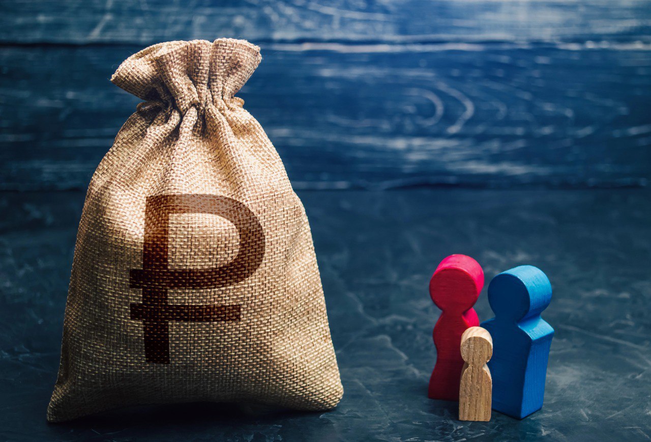 Семейную ипотеку предложили распространить на беременных Разрешить оформление семейной ипотеки следует с седьмого месяца беременности при этом молодой семье важно дать возможность разбить первоначальный взнос на несколько платежей Об этом заявил зампредседателя комитета Госдумы по бюджету и налогам Каплан Панеш фракция ЛДПР Действующая государственная программа поддержки семей с детьми показала свою востребованность но требует развития с учетом реальных жизненных ситуаций россиян Важно помочь молодым семьям обрести собственное жилье именно тогда когда в этом возникает самая острая необходимость с появлением ребенка На мой взгляд важно разрешить оформление семейной ипотеки с седьмого месяца беременности чтобы семья уже могла встретить рождение малыша в новой квартире а также дать возможность разбить первоначальный взнос на несколько платежей для снижения финансовой нагрузки на старте считает он Такая мера станет логичным и своевременным шагом в рамках национальных целей по улучшению демографической ситуации и жилищных условий граждан полагает автор инициативы МЭФ в Telegram в ВК в MAX