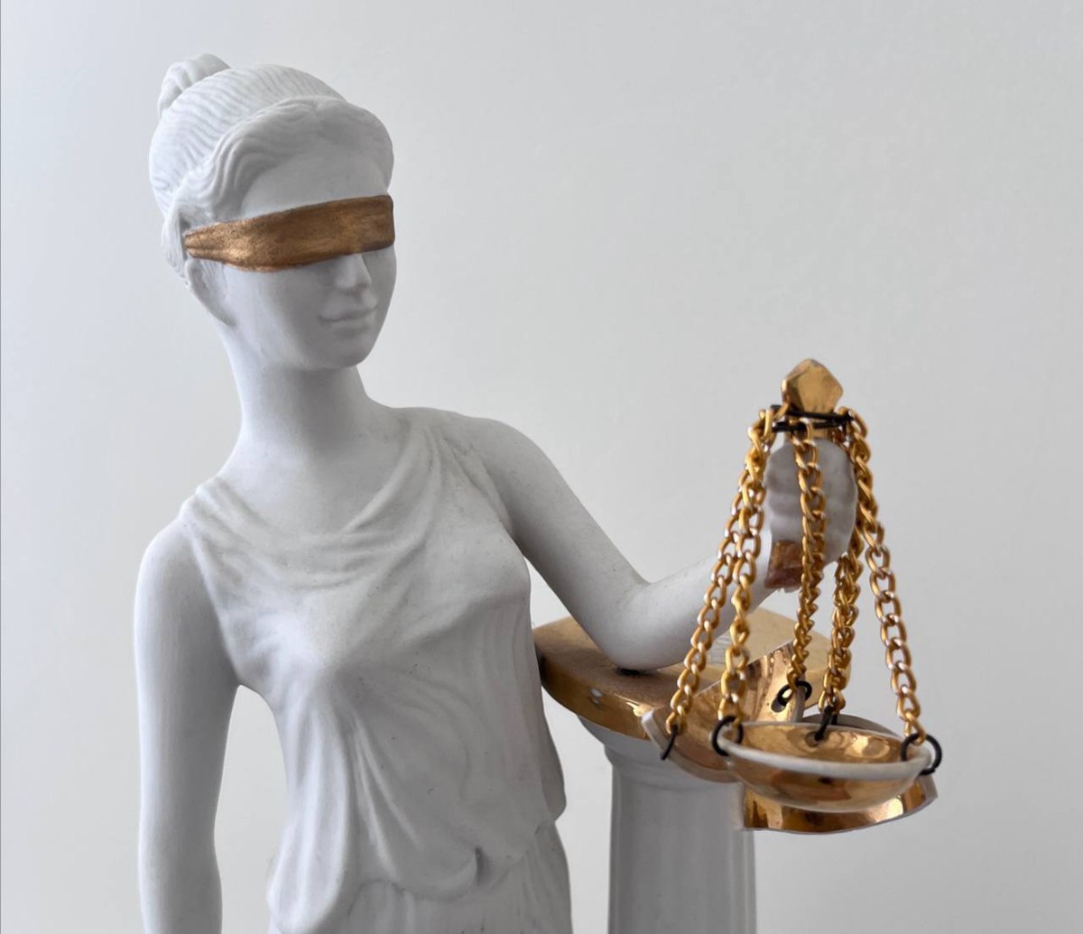 Суд в Карачаево-Черкесии рассмотрит уголовное дело брата главы Ингушетии Уголовное дело в отношении Магомеда-Башира Калиматова — старшего брата главы Ингушетии, Махмуда-Али Калиматова, будут рассматривать в Карачаево-Черкесии. Пятый кассационный суд общей юрисдикции изменил территориальную подсудность дела.