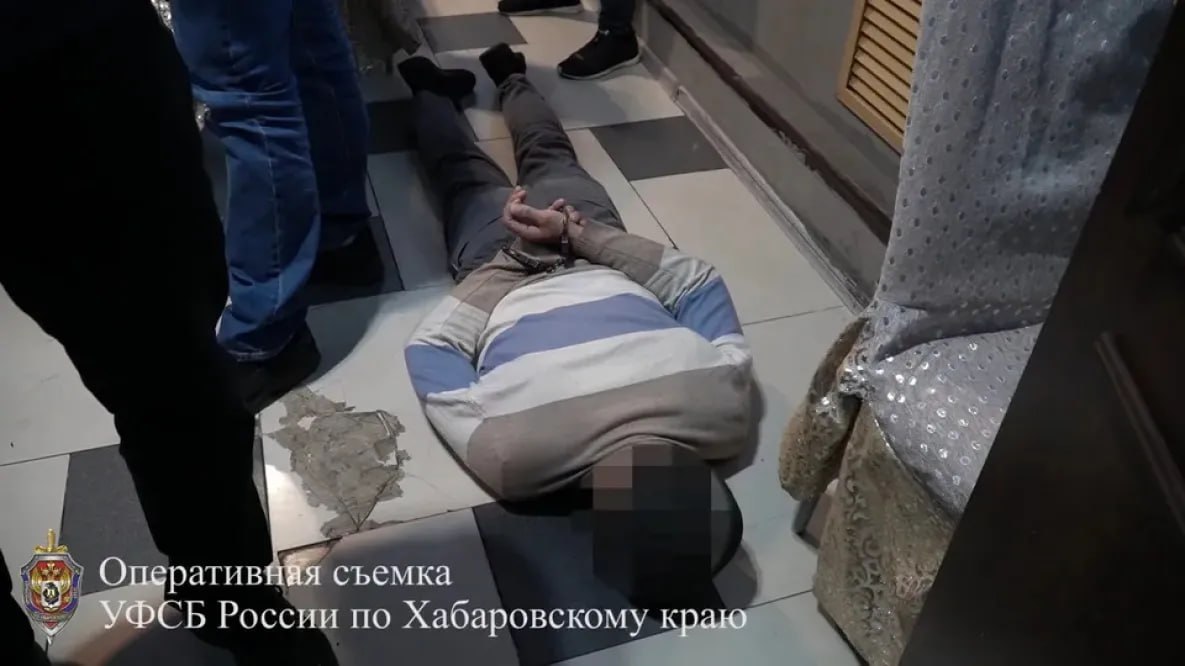 ФСБ задержала в Хабаровске иностранных спонсоров террористов Сотрудники ФСБ задержали проживающих в Хабаровске иностранцев, которые переводили деньги запрещённой в России террористической организации. Как было установлено во время оперативно-розыскных мероприятий, задержанные финансировали международную организацию для подготовки и проведения ее участниками террористической деятельности. У них обнаружены и изъяты средства связи с запрещенной организацией и платежные документы. Как сообщили в ведомстве, уголовное дело по ч. 1.1 ст. 205. 1 УК РФ «Содействие террористической деятельности» возбуждено и расследуется следователями УФСБ России по Хабаровскому краю.