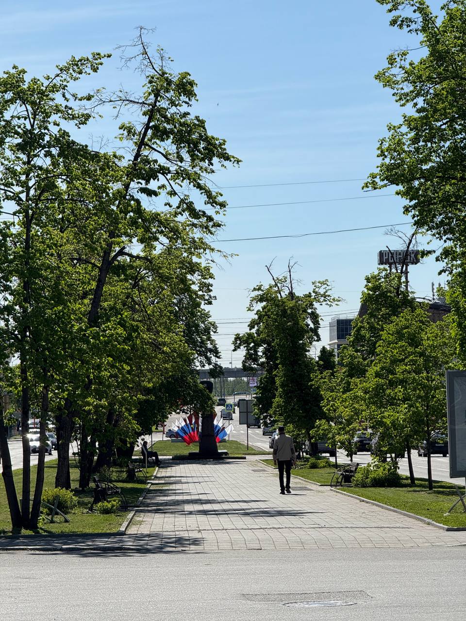 Штормовое предупреждение из-за аномальной жары объявили в Алтайском крае Вплоть по 16 июня температура воздуха будет достигать +30 градусов и выше. Весь этот период в Южной Сибири ожидается солнечная погода, так что жара будет усиливаться днем до +27…+32 градусов. Только в воскресенье, 15 июня, жара немного отступит до +24…+29 градусов. ТОЛК
