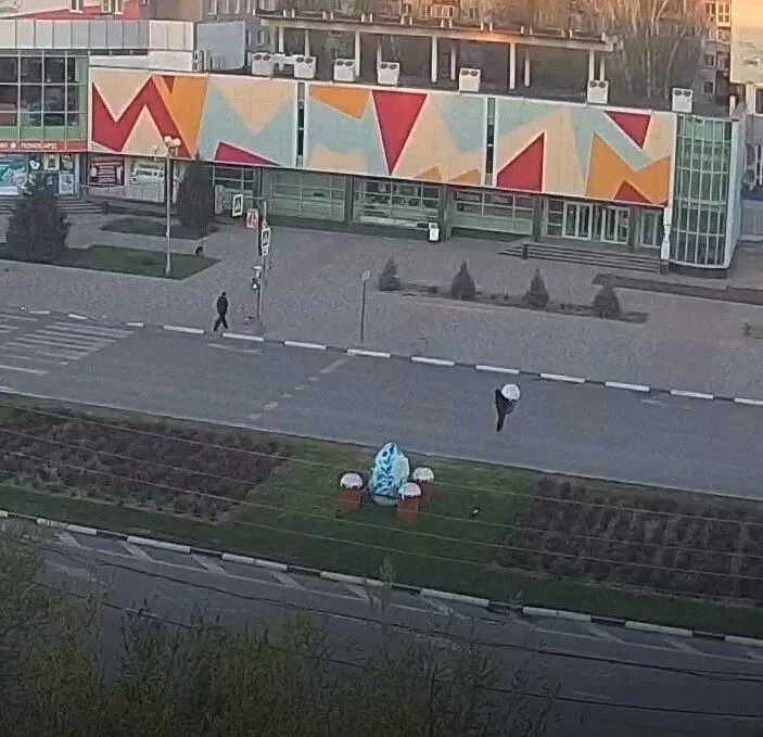 Неизвестный украл гигантский металлический кулич в Волжском По данным мэрии мужчина повредил пасхальную композицию на проспекте Ленина в 5 утра и унес с собой один из куличей Подписаться Перейти на сайт MAX