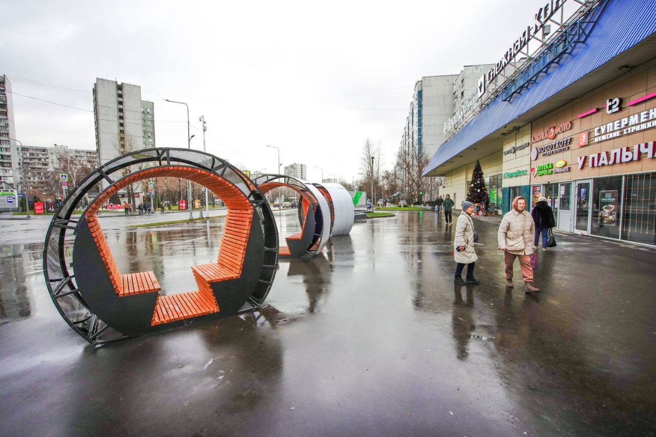 Выполнено благоустройство возле станции метро «Бибирево» в #СВАО   «Главной задачей было улучшить пешеходную и транспортную доступность объекта, сделать удобной и комфортной пересадку с одного вида транспорта на другой. В границы работ вошли улица Плещеева и участок Бибиревской улицы от пересечения с Костромской улицей до дома №9», — сообщил заместитель Мэра Москвы Петр Бирюков.  Что сделали:   убрали воздушные линии в кабельную канализацию. Это позволило улучшить визуальный облик пространства и обеспечить безопасную эксплуатацию коммуникаций.   обновили асфальт на тротуарах и проезжей части   заменили старые фонари на энергоэффективные, разместили уличные торшеры, нерегулируемые пешеходные переходы оснастили 24 опорами контрастного освещения   две автобусные остановки заменили современными павильонами   организовали парковочные карманы и велопарковки   обновили зеленую зону около выхода из метро «Бибирево» на пересечении улиц Плещеева и Пришвина   создали зеленое общественное пространство на месте хаотичной парковки около дома №4 на улице Плещеева   благоустроили сквер около северного вестибюля станции «Бибирево» на Костромской улице   отремонтировали семь детских площадок, оборудовали хоккейную коробку, баскетбольную и многофункциональную спортивную площадки на прилегающих территориях   обустроили 110 тыс. квадратных метров газона и 750 квадратных метров цветников, высадили 156 деревьев и почти 500 кустарников