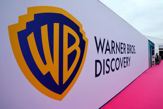 Кинокомпания Warner Bros Discovery подала в суд Лос Анджелеса на Midjourney заявив что та нагло украла работы студии для создания изображений Бэтмена Супермена Чудо женщины Багза Банни Скуби Ду и других персонажей защищённых авторским правом В жалобе Warner Bros заявила что кража позволила Midjourney обучить свой сервис обработки изображений и видео чтобы предлагать подписчикам высококачественные загружаемые изображения персонажей в любой мыслимой сцене Warner Bros также заявила что Midjourney знала о неправомерности своих действий поскольку однажды заблокировала подписчикам возможность создавать видео на основе множества изображений нарушающих авторские права а в прошлом месяце сняла это ограничение назвав изменение улучшением Midjourney приняла взвешенное и ориентированное на получение прибыли решение не предоставлять никакой защиты владельцам авторских прав несмотря на то что Midjourney знает о масштабах пиратства