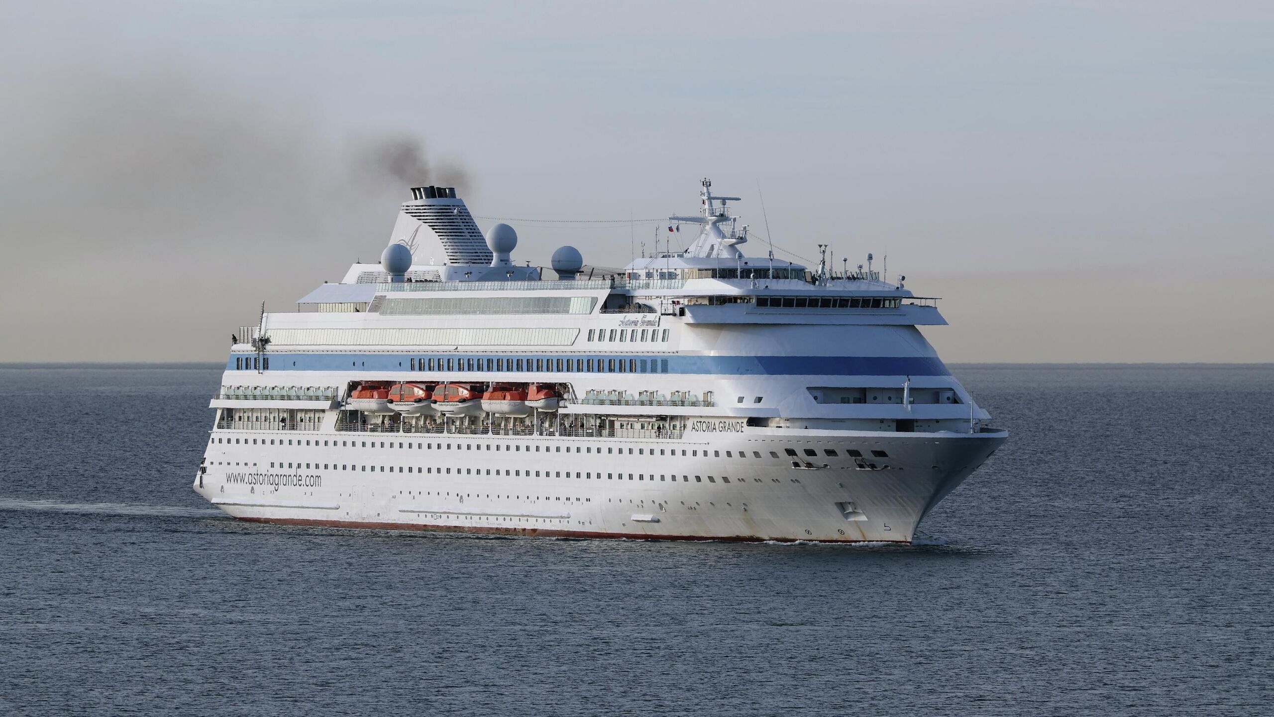 Круизный лайнер Astoria Grande с преимущественно россиянами на борту не смог пришвартоваться в порту турецкой Амасры на Черном море из за шторма сообщил РИА Новости осведомленный источник Лайнер отправился по маршруту из Сочи в Стамбул и обратно с заходами в турецкие порты Трабзон Самсун и Амасра Выход лайнера из Сочи задержался из за неблагоприятной погоды в Черном море маршрут был скорректирован за счет Трабзона Второго января лайнер подошел к порту Амасры но из за шторма не смог пришвартоваться сообщил источник Согласно обновленному маршруту лайнер должен зайти в порт Амасры в понедельник на обратном пути к Сочи Генеральное управление метеорологии Турции предупреждало ранее об ураганном ветре до 75 километров в час с 3 по 5 января на всем турецком побережье Черного моря