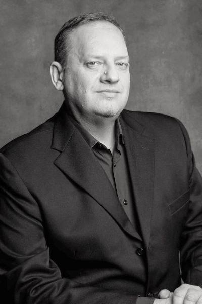 В Москве ушел из жизни управляющий оперной труппой Музыкального театра имени Станиславского и Немировича Данченко Роман Улыбин Артист был связан с Волгоградом учился в школе 82 Причины смерти и дата прощания пока неизвестны