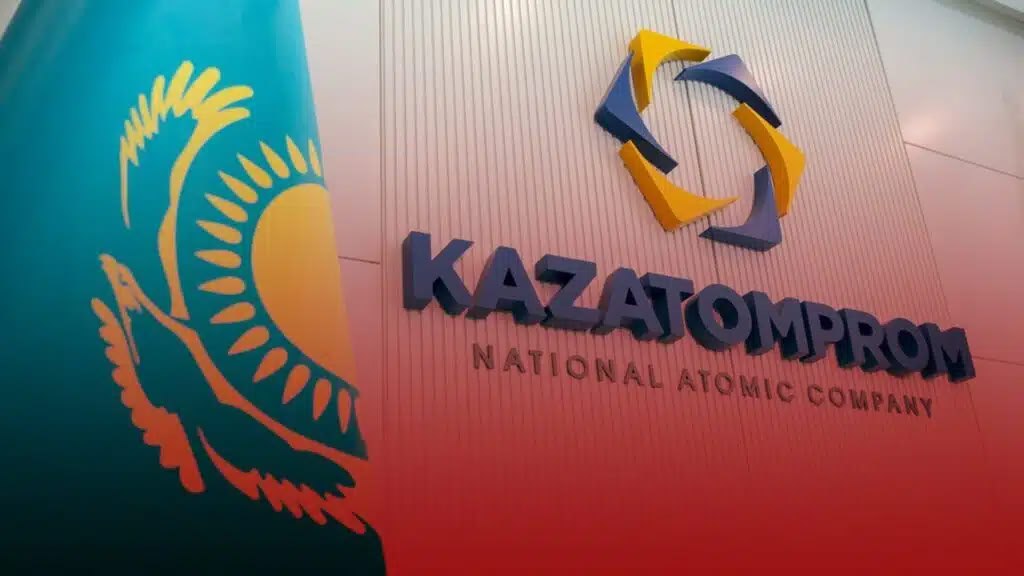 Топ-менеджера «Казатомпрома» осудили за продажу урана по заниженной цене. Главному директору по коммерции АО «НАК "Казатомпром"» вынесли приговор за реализацию урана по заниженной цене, сообщили в межрайонном суде по уголовным делам Астаны. Согласно материалам дела, в 2021-2022 годах руководитель заключил 13 незаконных контрактов, из них: — три краткосрочных договора после истечения двухмесячного срока на заключение договора по заниженной цене; — 10 договоров по реализации урана по заниженной среднерыночной стоимости, где стоимость урана на дату заключения договоров ниже, чем среднее значение котировок на момент направления оферты. Ущерб государству от преступной схемы составил 20,1 млрд тенге, сам директор получил вознаграждение в виде бонуса на общую сумму около 9 млн тенге, говорится в сообщении. Суд назначил подсудимому 4 года и 6 месяцев лишения свободы. Суд также удовлетворил гражданский иск потерпевшей стороны на сумму более 20 млрд тенге. Мужчина во время судебного вину не признал. Приговор ещё не вступил в законную силу.