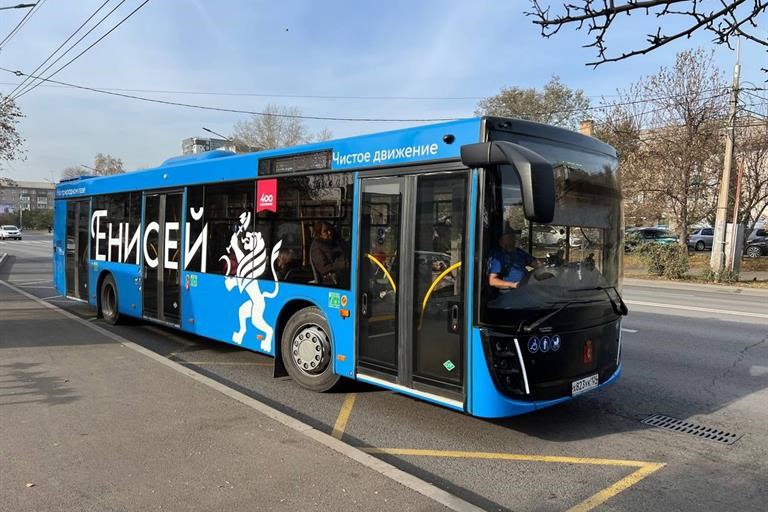 Белорусский МАЗ сделает для Красноярска еще одну партию автобусов на экотопливе Красноярск заказал на белорусском заводе еще 55 автобусов на газомоторном ходу Техника должна поступить в краевой центр до 1 апреля 2026 г Автобусы получит автотранспортное предприятие 5 Сейчас определяется подрядчик для обеспечения автобусов сжиженным природным газом Контракт планируют заключить в декабре Напомним автобусы на эктопливе закупаются для города по инициативе губернатора края Михаила Котюкова До конца текущего года в рамках первой партии лизинговой программы в Красноярск должны прийти 150 машин Большая часть из них уже работает в краевом центре на 6 ти маршрутах Пассажиров на них перевозят экипажи АО КПАТП 7 Цель такого обновления улучшение экологической ситуации и повышение качества работы общественного транспорта Newslab в ТГ МАХ ОК ВК Дзен Буст