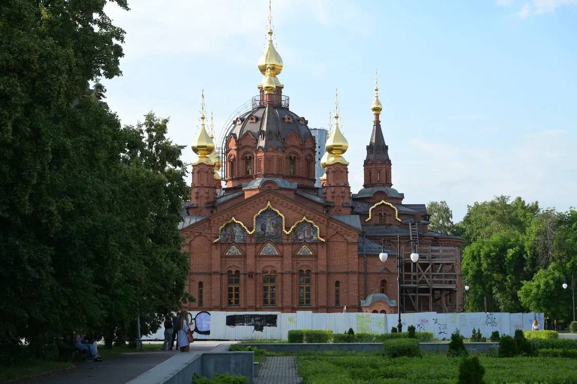 Николай Цискаридзе посетил храм Александра Невского в Челябинске Народный артист России прилетел в Челябинск на выпускные концерты Академии русского балета, которые пройдут 21-22 июня в театре оперы и балета в рамках фестиваля «В честь Екатерины Максимовой». До начала выступлений Николай Цискаридзе с воспитанниками прогулялся по центру города в сопровождении Ирины Текслер. Экскурсию по храму благоверного князя Александра Невского для гостей провел настоятель протоиерей Борис Кривоногов. В церкви идут завершающие работы по реставрации. Артисты оценили росписи по эскизам Виктора Васнецова, Николай Цискаридзе сделал несколько фото интерьера на память. Отец Борис рассказал, что сейчас в храме осталось установить иконостас. Фото: телеграм-канал Ирины Текслер