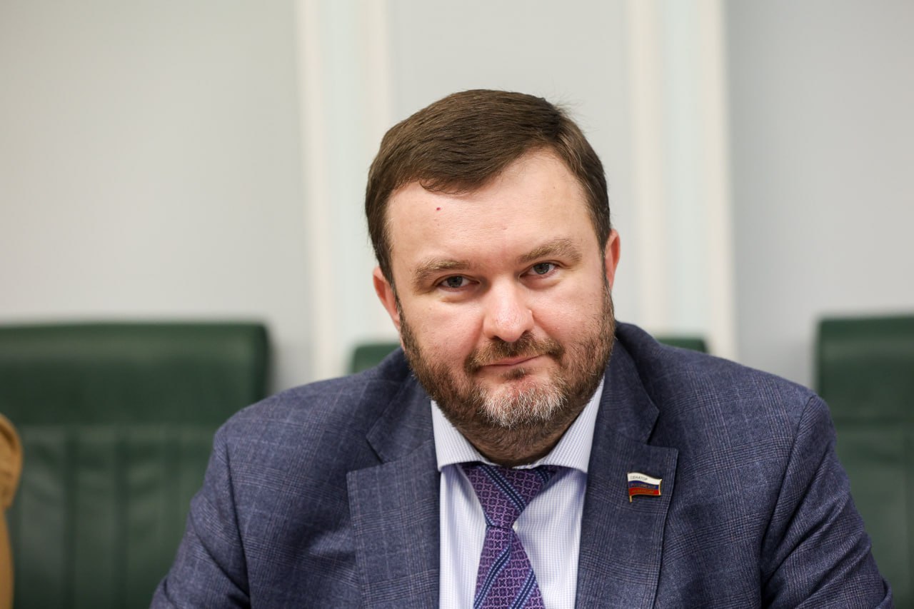 Сенатор Дмитрий Ворона провел совместное совещание по реализации изменений в ФЗ о туристской деятельности Совместно с представителем от законодательного представительного органа государственной власти Чеченской Республики Мохмадом Исаевичем Ахмадовым провели совещание по вопросам реализации изменений, внесенных в Федеральный закон "Об основах туристской деятельности в РФ". В частности, обсудили камни преткновения в наполнении единого реестра классифицированных средств размещения путем их регистрации на сайте Росаккредитации. Учитывая темпы этого процесса, мы все ждем начала работы Совета по классификации средств размещения, который, как мы надеемся, выработает оптимальные пути реализации внесенных в законодательство изменений и эффективные мероприятия по контролю над ними, а также проработает дополнительные законодательные изменения по расширению понятийного аппарата в этой теме. — сообщает в своем тг-канале Сенатор Российской Федерации — представитель от законодательного органа государственной власти Запорожской области Дмитрий Ворона. Законодательное Собрание Запорожской области ТГ-канал ГоспабликВК Сайт