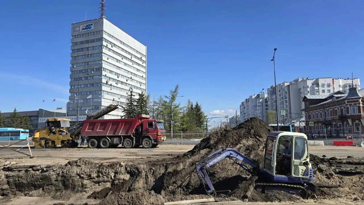 Глава Архангельска Дмитрий Морев указал подрядчикам на недочёты в ходе реконструкции площади Профсоюзов Сейчас на объекте продолжается прокладка инженерных сетей и подготовка к благоустройству Первый участок площади планируют начать благоустраивать в июне второй в августе При этом у властей возникли претензии к качеству работ на нижнем слое асфальта выявили просадки и отклонения бордюров а к состоянию тротуаров есть многочисленные замечания Итог поручил подрядчику наращивать темпы сезон на Севере короткий каждый день на счету написал Морев Казалось бы ранняя весна позволяет ускориться с темпами и нагнать сроки но брак в работе похоже вытащит площадь на четвёртый год ремонтов Подписывайтесь на нас в MAX