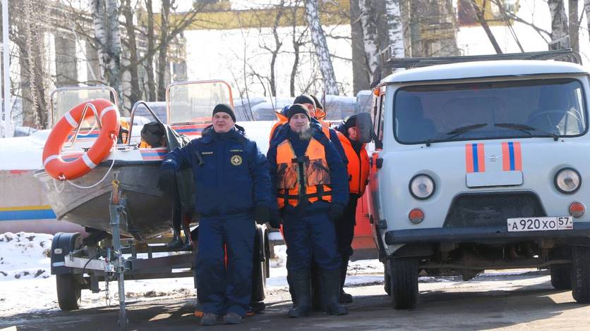 В Орле готовы к возможному паводку  Ежегодный смотр сил и средств в случае весеннего половодья провели на "Спецавтобазе". В смотре участвовала 21 организация и более 30 единиц техники     Вести-Орел. Подписаться