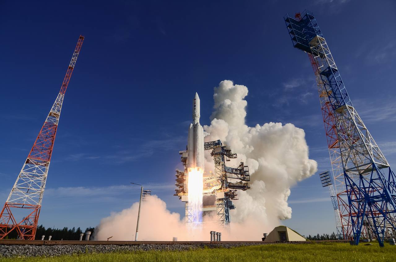 Производство ракет Ангара планируют перенести из Москвы в Омск полностью Как сообщил Интерфаксу заместитель генерального директора Роскосмоса по ракетным проектам Дмитрий Баранов в настоящее время разрабатывается программа перевода которая согласовывается с Министерством обороны и Минфином Этот перенос по словам Баранова позволит значительно снизить себестоимость производства Перевод постепенный он частично кстати уже сделан потому что легкая Ангара делается в Омске сегодня И первая и вторая ступень Ангары тяжелой тоже делаются в Омске отметил Баранов на пленарном заседании 50 х Академических чтений по космонавтике памяти С П Королёва В то же время верхние ступени тяжелой Ангары головные обтекатели и разгонные блоки пока что продолжают производиться в Москве Ранее Роскосмос сообщал о частичном переносе производства ракет Ангара из Москвы в омский филиал Центра Хруничева ПО Полёт Фото Минобороны России Om1 Омск в MAX