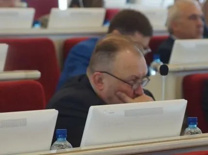 Те кто пил алкоголь в молодости оказались успешнее в карьере чем трезвенники The Times Согласно исследованию в котором приняли участие более 3000 человек те кто часто выпивал алкоголь в подростковом и молодом возрасте достигли более высокого уровня образования и дохода По мнению учёных преодоление социальных барьеров посредством совместных пьянок может помочь продвижению карьеры молодых людей