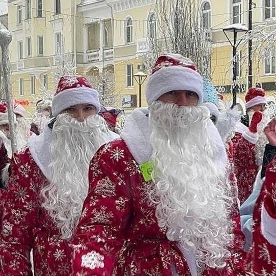 Марш Дедов Морозов, Снегурочек и других сказочных персонажей пройдет в Ангарске 21 декабря. Самое важное условие участия – отличное настроение и карнавальный костюм. Возрастных ограничений нет.  Регистрация начнется 21 декабря в 14.30 у Дворца ветеранов «Победа», откуда в 15.45 яркая колонна начнет движение до площади Ленина.  В 16.00 у главной городской елки стартует праздничная игровая программа «Новогоднее настроение» и розыгрыш призов от спонсоров.  Впервые Марш Дедов Морозов и Снегурочек прошел в Ангарске в 2013 году. В нем тогда приняли участие 30 пар - 60 человек. В 2014 году на Марш вышли 35 дедов Морозов. В 2023 году к маршу присоединились более 300 Дедов Морозов, Снегурочек и других сказочных персонажей.