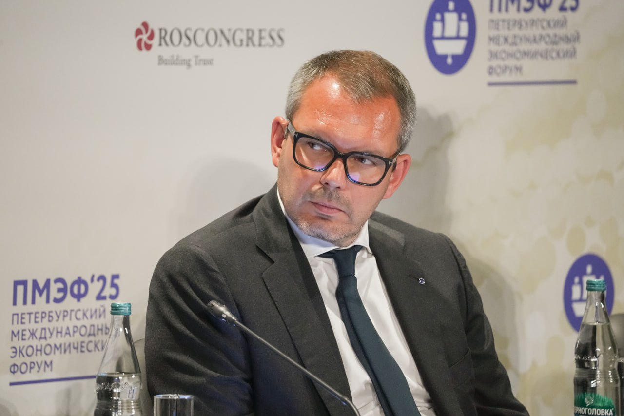 Член корсовета «Деловой России» и председатель совета директоров ГК «Аквариус» Алексей Калинин рассказал в интервью РБК, на какую оценку компания рассчитывает во время планируемого IPO, а также о перспективах возвращения иностранных IT-фирм на российский рынок. «Мы не просим у государства ничего лишнего. Дать льготы средним и более крупным компаниям. А если ЦБ пойдет навстречу с точки зрения профессиональных инвесторов, это позволит привлечь не только деньги физлиц, но и профессионалов. Сейчас мы имеем ситуацию, когда ставка высокая, и кредитные деньги привлекать невозможно. Но и IPO провести нельзя, потому что ставка высокая, и все деньги держат на депозитах. Этот порочный круг мы стараемся сейчас разорвать. Это важно не только для рынка вычислительных технологий, но для всей электронной промышленности».