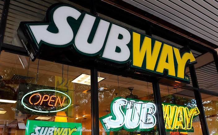 SUBWAY возвращается в Россию. Сообщается, что компания возобновила сотрудничество с российскими партнёрами. Американский бренд вновь предоставляет российским предпринимателям франшизы, позволяя вести бизнес под именем SUBWAY в стране.