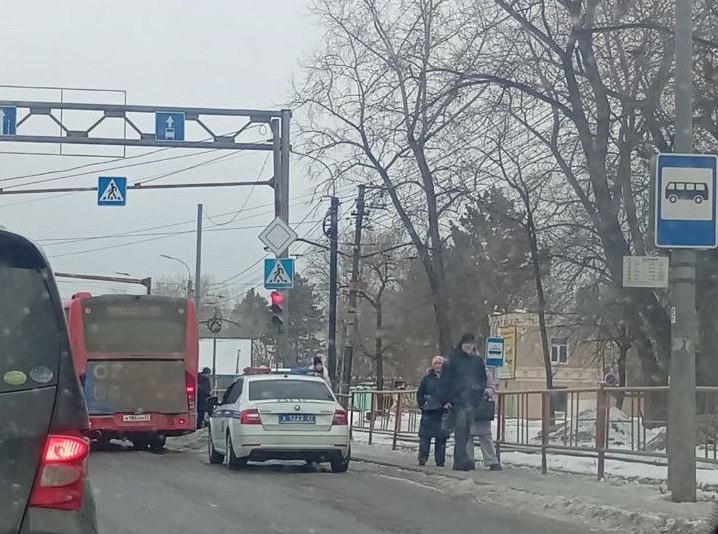 Автобус наехал на мальчика  Сегодня в Хабаровске в 7:40 на остановке "Спутник" на Краснореченской мальчик поскользнулся и на его ногу наехал автобус №40.  По данным краевой Госавтоинспекции,  ребёнок находился с матерью, он доставлен в больницу, где ему оказывается медпомощь.    Подписаться   Прислать новость