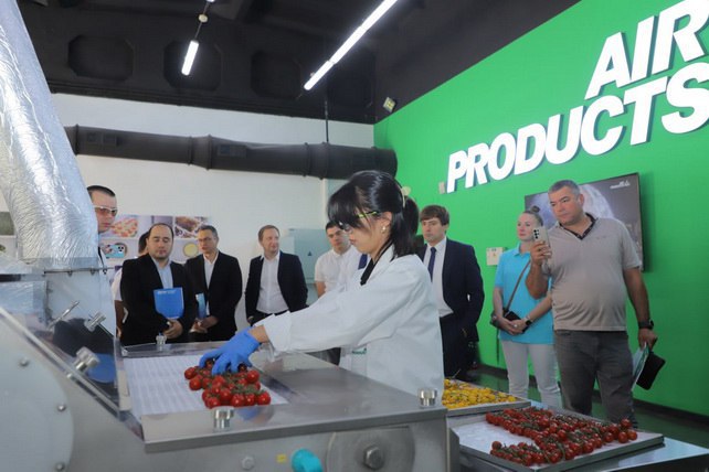 Представлен Центр новых технологий заморозки и хранения продуктов 27 августа состоялась презентация Центра новых технологий заморозки обработки и хранения продуктов питания созданного компанией Air Products В рамках мероприятия была продемонстрирована работа инновационного оборудования В нём приняли участие представители государственных структур и деловых кругов Советник главы Министерства инвестиций промышленности и торговли Абдулла Хашимов отметил что запуск Центра является важным этапом в модернизации агропромышленного комплекса и внедрении технологий глубокой переработки сельхозпродукции Комплекс оснащён современным оборудованием шоковой заморозки и упаковки в модифицированной газовой среде MAP Производители могут на его базе наблюдать за работой технологий проходить обучение адаптировать решения под собственные предприятия и оценивать преимущества криогенной заморозки Технической основой Центра стал новый завод в Навои по производству жидкого углекислого газа мощностью 120 тонн в сутки и чистотой 99 99 Как подчеркнули организаторы деятельность Центра напрямую связана с задачами по укреплению экспортного потенциала агропромышленного сектора Комплекс получил все необходимые сертификаты качества и соответствия включая международный стандарт Халяль Это позволит расширить географию поставок узбекской продукции и укрепить её позиции на мировых рынках ТГ канал uzbekCTM