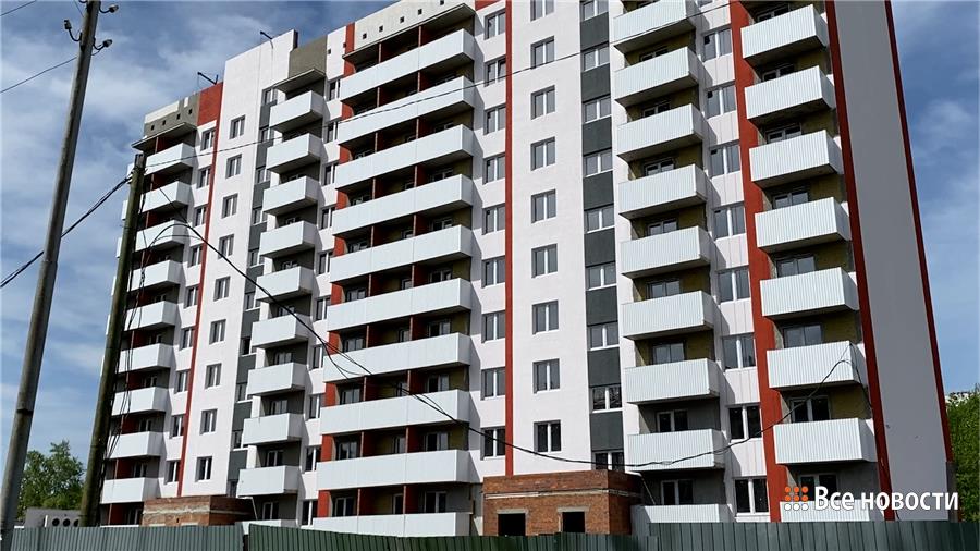 Три дома для детей-сирот построили в Нижнем Тагиле 300 детей-сирот этой осенью получат ключи от квартир в новостройках Нижнего Тагила. Для выпускников детских домов выделили квадратные метры в трех высотках на Гальянке и Вагонке. Качество строительства и отделки проверил глава свердловского Минстроя Григорий Сурганов. Дом на улице Свердлова уже готов – здесь все 140 квартир готовят для льготников. Ремонтники занимаются сетями, переходят к чистовой отделке. Почти все квартиры здесь – однокомнатные. Но есть и «двушки», они для семейных новоселов. Полтора года назад неподалеку сдали еще одну десятиэтажку для выпускников детдомов и экс-опекаемых детей, тогда в новое жилье заехали 122 человека. Еще 160 квартир выделили в двух домах на улице Булата Окуджавы. Здесь половину квартир выставили на продажу, остальное – для льготников. В новостройках на Гальянке уже почти всё готово к заселению: обои наклеены, ламинат лежит. Подрядчики заверяют: строят на совесть из панелей без стыковочных швов и качественно утепляют. Промерзаний и протечек в таких домах не будет. Рядом через полтора года должен вырасти еще один дом. С его сдачей очередь на жилье среди детей-сирот сократится до минимума. «В Нижнем Тагиле на учёте, кого нужно обеспечить жильём, стоит 450 человек. Завершение строительства этих домов нам позволит существенно сократить очередь. Кроме тагильчан здесь получат квартиры дети-сироты из Верхней Туры, Верхнего Тагила и Свободного. По контракту все дома сдаются до 1 сентября, и до октября мы организуем передачу квартир новосёлам», — рассказала директор фонда жилищного строительства Свердловской области Оксана Вохминцева. Возводят дома для льготников по всему Среднему Уралу. В планах до 2027 года сдать почти 2000 квартир.