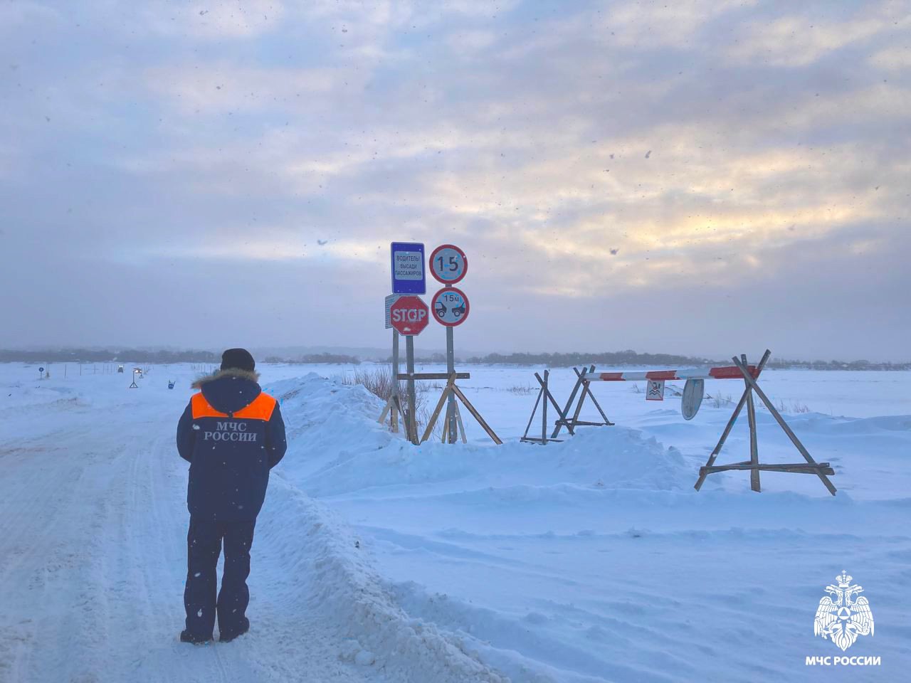 Безопасность на ледовой переправе   МЧС России напоминает:    транспортные средства должны двигаться со скоростью не более 15 километров в час, без резких торможений или толчков;    остановки, развороты и обгоны на ледовой переправе запрещены;    при проезде на автомобиле ремни безопасности водителя и пассажиров должны быть отстегнуты;    запрещается проезд рейсовых автобусов с пассажирами и автомобилей, перевозящих группы людей;    движение по переправе разрешено только с соблюдением скорости и дистанции, указанных на знаках перед въездом;    нельзя перевозить грузы, превышающие допустимый вес.    Ваша безопасность - ваша ответственность!