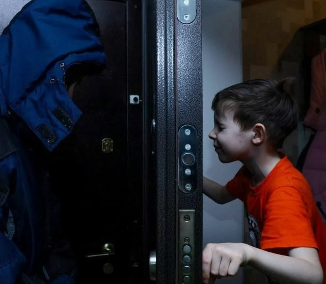  В Башкирии 14-летний мальчик открыл дверь незнакомцу и попал в страшную ситуацию - УфаНовости Мальчик из Салавата забыл, что незнакомцам открывать дверь нельзя. Когда 38-летний мужчина оказался на пороге квартиры он заверил, что знает маму школьника. Обойдя квартиру, мужчина забрал телевизор сотовый телефон и деньги в размере одной тысячи рублей, после чего скрылся. Вреда ребенку он не нанес, но сильно напугал. Мама подростка написала заявление в полицию. Преступника нашли по отпечаткам пальцев и фотороботу, который составили со слов мальчика. Возбуждено уголовное дело по статье «Грабеж». Моя Уфа. Подписаться Прислать новость