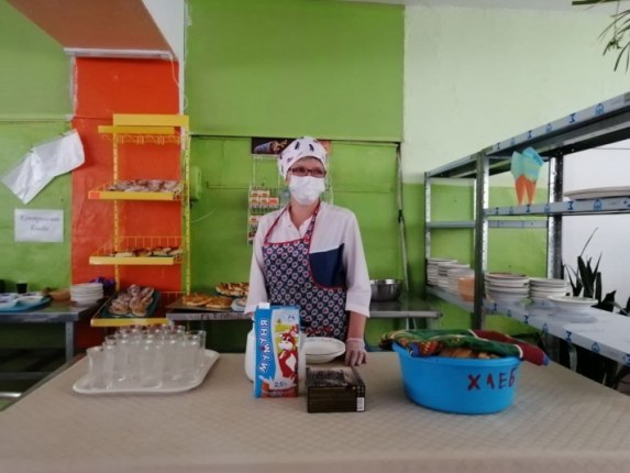 Давка в иркутской школе могла произойти после сокращения уроков из за отсутствия питания Некоторые дети получили травмы Читать подробнее на сайте