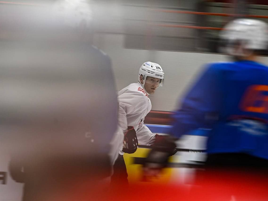 Сегодня Авангард начинает выездную дальневосточную серию игр В Хабаровске ястребы сразятся с Амуром Клим Костин уже на льду вместе с омской командой Как думаете будет сегодня играть в основном составе Матч начнется в 15 15 по омскому времени Посмотреть можно в эфире 12 канала и соцсетях Фото ХК Авангард