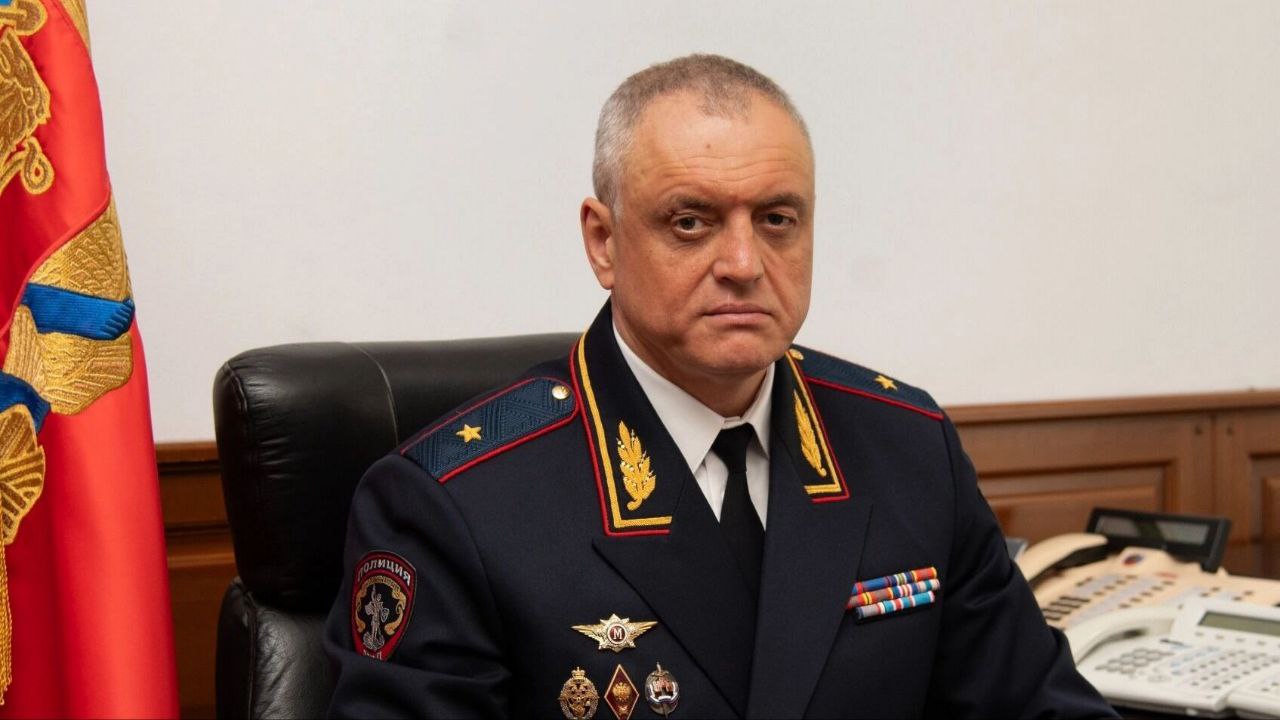 В полиции Красноярского края появился новый руководитель — 49-летний генерал-майор Александр Соловьёв. Его назначение подтвердили в пресс-службе МВД. Прежний глава ГУ МВД по Красноярскому краю Александр Речицкий руководил ведомством в течение восьми лет. В апреле 2025 года он покинул должность — его перевели в Ростовскую область. Что известно о новом главном полицейском Красноярского края? Подробнее — на Бабре #красноярск