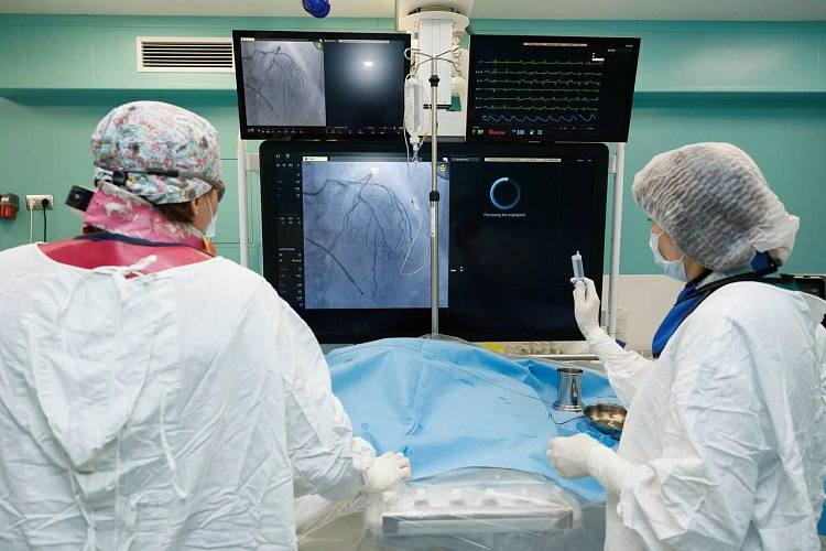 Ростовская область в числе худших регионов России по кадровому обеспечению здравоохранения Согласно исследованию аналитического проекта Если быть точными посвящённому проблемам кадрового обеспечения в российской системе здравоохранения Ростовская область попала в число десяти худших регионов страны по обеспеченности базовой медицинской помощью в 2024 году Об этом сообщает издание Ъ При составлении этого рейтинга специалисты анализировали данные по 18 врачебным специальностям работающим в государственных клиниках Для оценки они сравнивали фактическое количество медиков в регионе с нормативами указанными в сборнике Центрального научно исследовательского института организации и информатизации здравоохранения где количество врачей каждой специальности нормируется на 10 тысяч жителей В итоге Ростовская область заняла четвёртое место с конца в рейтинге по уровню базовой медицины уступив лишь Псковской и Новгородской областям а также Чеченской Республике Более сложная ситуация наблюдается только в Челябинской Свердловской и Калужской областях Лучшим регионом по обеспеченности врачами и уровню зарплат в рейтинге стал Ямало Ненецкий автономный округ Там зафиксирована самая высокая в стране обеспеченность педиатрами а средняя зарплата медиков достигает 241 тысячи рублей Хуже всего ситуация обстоит в Еврейской автономной области которая замыкает рейтинг по всем направлениям В этом регионе серьёзно не хватает узких специалистов а заработные платы врачей на 16 24 ниже чем в соседних областях Подпишись на 1Rnd в МАХ Написать в редакцию