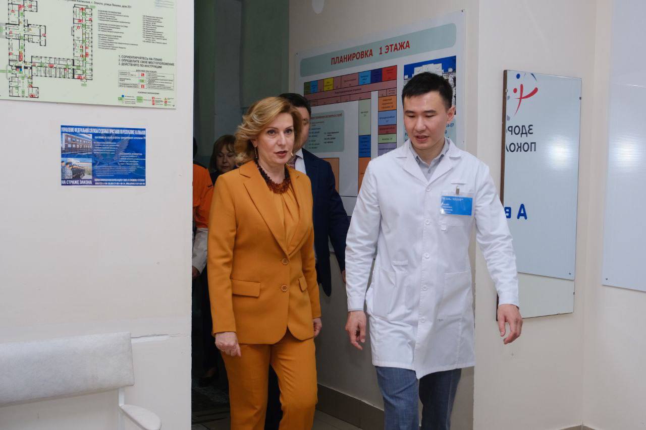 Зампред Совета Федерации России Инна Святенко ознакомилась с работой медучреждений Калмыкии В ходе визита она посетила Городскую поликлинику и Республиканскую больницу им. П.П. Жемчуева в Элисте. В поликлинике сенатор осмотрела медицинские кабинеты и оборудование, пообщалась с врачами и пациентами. Особое внимание было уделено состоянию здания 1937 года постройки. Инна Святенко предложила рассмотреть строительство современной модульной поликлиники как эффективное и быстрое решение. В Республиканской больнице главврач Саглар Чумпинова провела экскурсию по отделению медицинской реабилитации, где проходят лечение участники СВО. Вице-спикер также пообщалась с бойцами, находящимися на стационарном лечении.