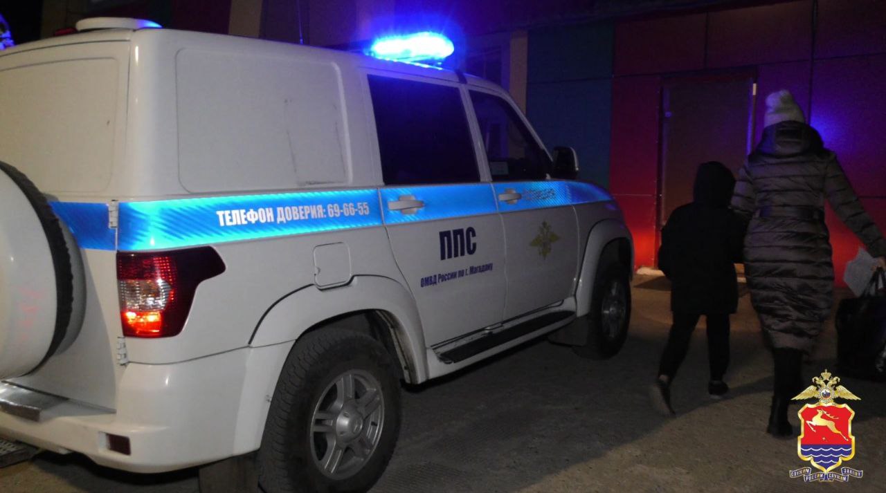 Выбежал заплаканный босой ребенок и попросил помощи в Магадане полицейские изъяли детей у пьяной матери ВИДЕО В Магадане полицейские изъяли двоих детей у нетрезвой матери Вечером 16 октября в дежурную часть позвонила женщина которая сообщила что из квартиры дома на улице Гагарина выбежал заплаканный босой ребенок и попросил помощи Выяснилось что мать 11 летнего мальчика находясь в состоянии алкогольного опьянения применяла недопустимые методы воспитания В квартире также находился ее второй пятимесячный сын   vmagadanpress com выбежал заплаканный босой ребенок и п