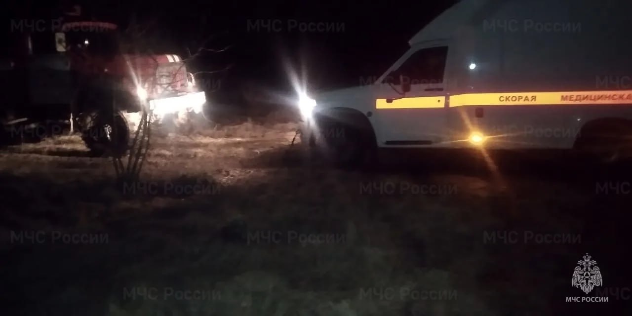 В Орловской области спасатели вытаскивали из снежного плена машины скорой помощи Медицинские автомобили не могли добраться до пациентов из за сложных погодных условий и снежных заносов на дорогах Подробности сообщили в орловском МЧС Первый вызов поступил в 16 09 В деревне Бараново Мценского района в снегу застрял автомобиль медиков спешивших на вызов к больному Прибывшие на место сотрудники 10 й пожарно спасательной части вызволили машину после чего врачи смогли продолжить путь Спустя два часа в 18 19 помощь потребовалась в деревне Липовец Покровского района Там фельдшер не мог самостоятельно проехать к пациенту Сотрудники 30 й ПСЧ не только расчистили путь но и доставили медработника к месту вызова к пациенту подождали и вернули медика обратно Фото из архива