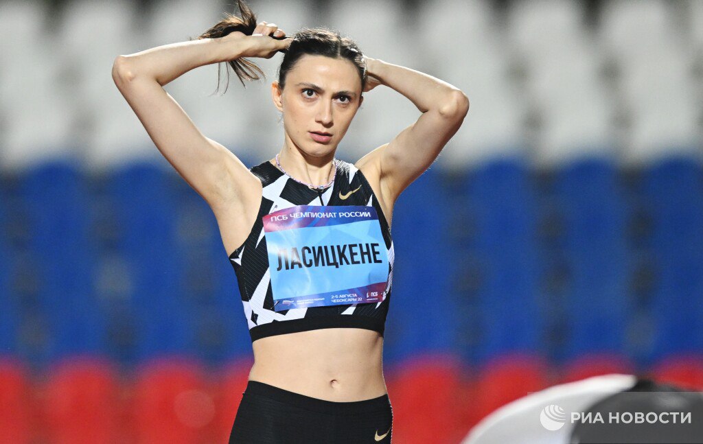 Олимпийская чемпионка в прыжках в высоту Мария Ласицкене сообщила РИА Новости, что приостанавливает карьеру и допускает ее завершение. Есть большая психологическая усталость от всего происходящего. Легкоатлеты уже десять лет находятся в подвешено-отстраненном положении, и лично у меня уже не получается искать мотивацию для выступления только на внутренних стартах Ласицкене также является трехкратной чемпионкой мира, спортсменке 32 года.