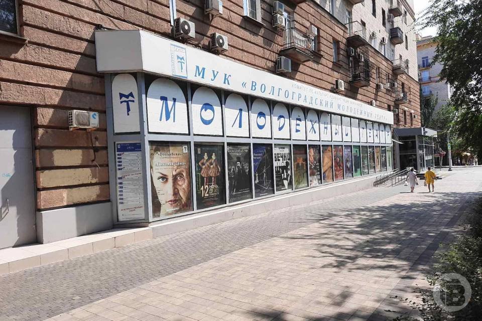 25 сентября новый театральный сезон ВМТ начнет комедией В основу спектакля легли ранние рассказы Антона Чехова 25 сентября 2025 года состоится открытие ХХ сезона в Волгоградском молодежном театре В администрации ВМТ Городским вестям рассказали что зрителям представят комедию Пестрые рассказы В основу спектакля легли ранние рассказы Антона Чехова Автор постановки заслуженная артистка России Елена Оленина Следует отметить что сентябрь текущего года оказался знаковым для Волгоградского молодежного театра Труппа впервые выступила на сцене Государственного академического театра имени Евгения Вахтангова в Москве Столичному зрителю был показан спектакль Васса Железнова Выступление прошло с аншлагом Также в сентябре Волгоградский молодежный театр принял участие в IX всероссийском фестивале Театральное Прихоперье который проходит в городе Балашове Саратовской области Волгоградские артисты представили спектакль Чайка