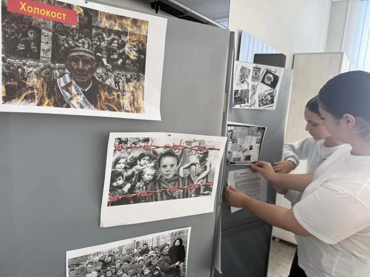 В школе 31 к Международному дню памяти жертв Холокоста организовали выставку инсталляцию Стена памяти Советник директора по воспитанию Светлана Серебрянская вместе с активистами 5 11 классов призвали к осознанию трагедии Холокоста и значимости памяти о жертвах которые пережили ужасные события Стена памяти создана на основе фотографий документов и личных историй напоминающих о днях освобождения Красной Армией крупнейшего лагеря смерти Аушвиц Биркенау Освенцима