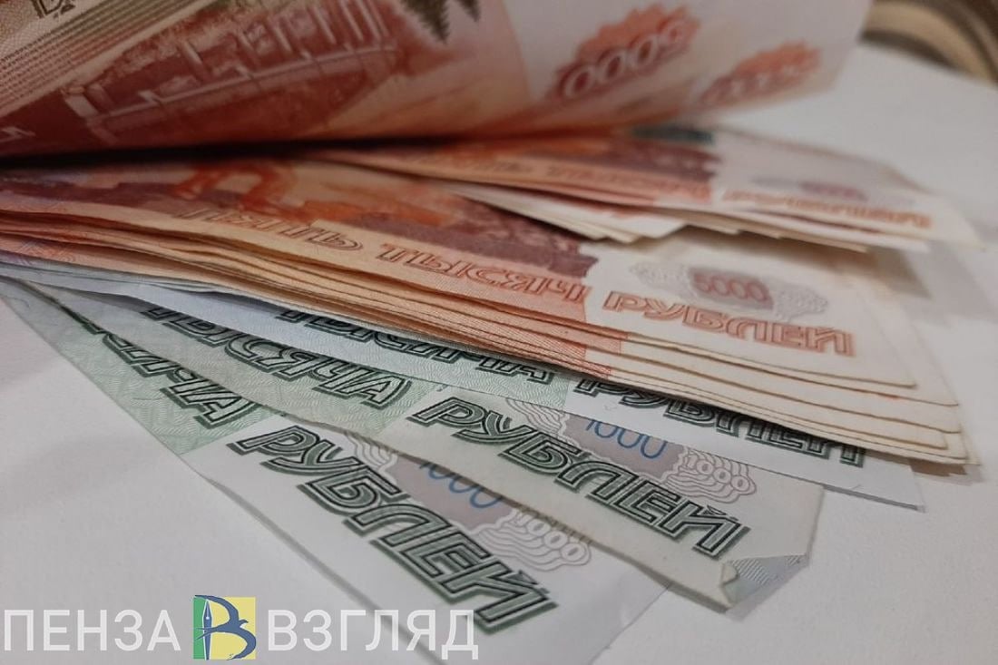 Жительница Пензы потеряла 1,2 миллиона рублей на «инвестициях» В полиции возбудили уголовное дело по заявлению 39-летней пензячки, которая рассказала, что ее обманули мошенники. По словам женщины, ей поступил звонок от неизвестного, который сообщил, что он брокер и знает толк в выгодных инвестициях. Предложение показалось потерпевшей интересным — она установила предложение для открытия брокерского счета и торгов, а затем перечислила деньги на названные ей счета. В ожидании быстрого финансового успеха, жительница Пензы отправила злоумышленникам более 1,2 миллиона рублей. Удовлетворившись этой суммой, мошенники перестали выходить на связь, а женщина отправилась в полицию за помощью. Там она сказала, что о подобных преступных схемах ей было известно. Организован поиск преступников.