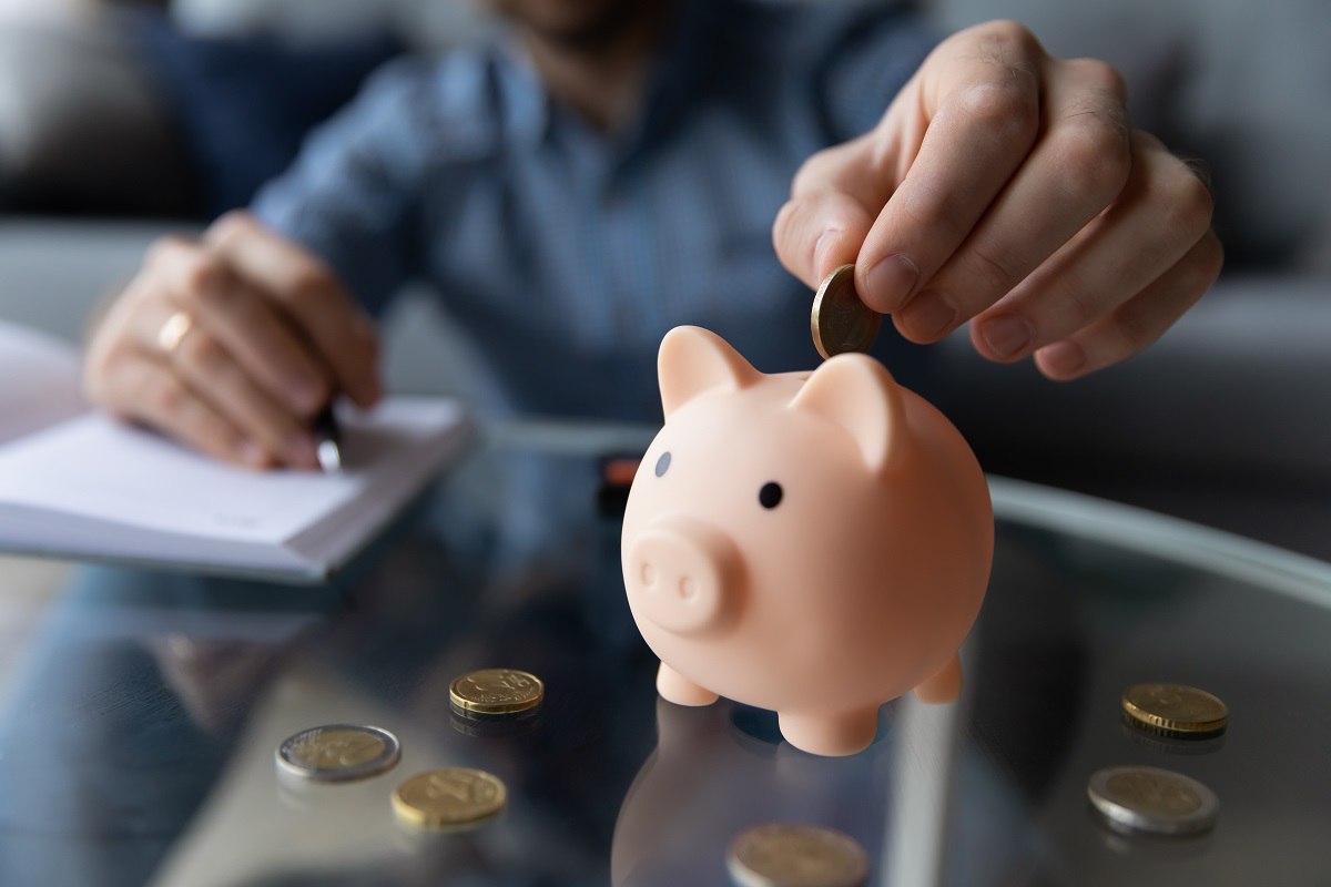 Какие инструменты для увеличения дохода выбирают россияне В тройку самых популярных у россиян накопительных и инвестиционных инструментов для получения дополнительного дохода входят банковские вклады акции и облигации Такие результаты показал опрос СберСтрахования жизни и сервиса Работа ру Самые популярные инструменты для накопления Банковские вклады и накопительные счета 59 Акции 50 Государственные и корпоративные облигации 29 Инвестиционные фонды 21 Недвижимость 18 Страхование жизни 15 Популярность вкладов акций и облигаций остается неизменной год от года Важнейшим инструментом минимизации рисков является диверсификация активов считает директор по инвестициям СберСтрахования жизни Александр Тихомиров Дополнительные способы повышения дохода Помимо традиционных методов инвестирования россияне активно используют альтернативные варианты для роста дохода Смена работы 60 Подработки 37 Повышение профессиональной квалификации 31 Продажа собственной продукции или оказание услуг 16 Вторая работа 15 Сколько жители России готовы вкладывать Опрос показал что большинство ограничиваются небольшими объемами вложений 56 готовы инвестировать до 10 своего дохода 18 откладывают до 20 дохода 12 рискуют направить на инвестиции до трети своей зарплаты  Подписаться на РБК Деньги Фото Shutterstock инвестиции вклады исследование