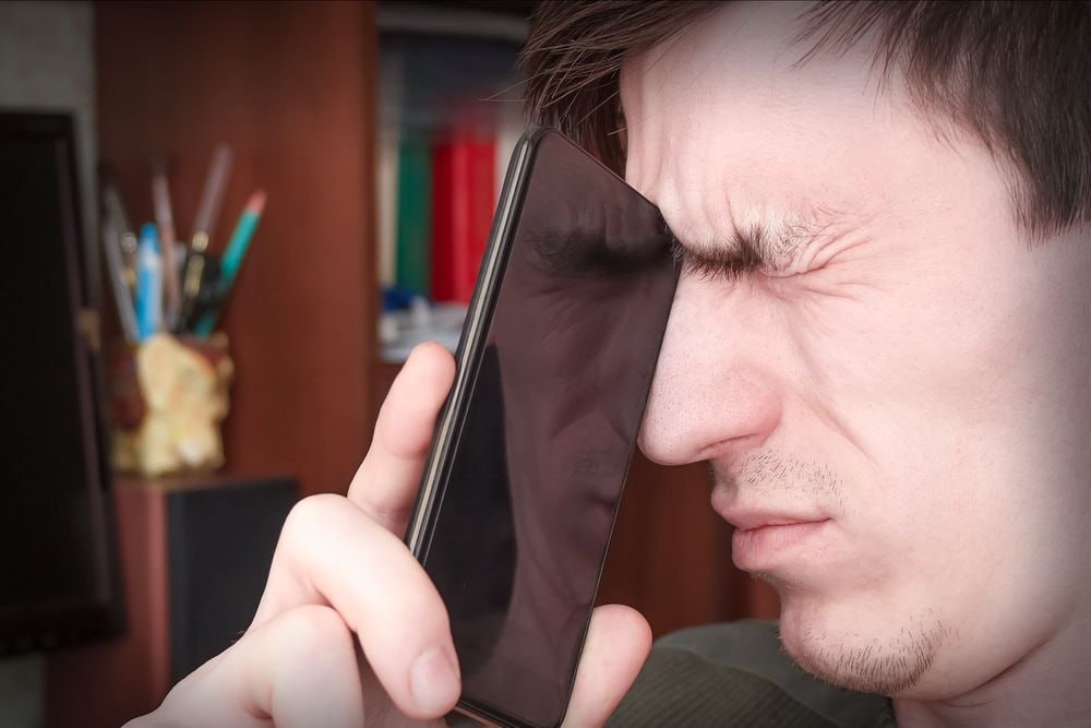 Мошенники придумали новую схему обмана с якобы явкой в военкомат для оцифровки личных данных Об этом сообщает ТАСС ссылаясь на материалы МВД России По данным ведомства человеку поступает звонок от неизвестного который представляется сотрудником военкомата и сообщает о необходимости явиться для оцифровки личных данных При этом жертву предупреждают что военкомат является режимным объектом а потому для того чтобы пройти на его территорию нужны пропуск или повестка Далее лже сотрудник говорит что повестку выслать пока не может и просит сообщить личные данные для оформления пропуска Аферисты убеждают человека назвать им серию и номер паспорта а также указать номер СНИЛС Получив желаемое они прерывают разговор Фото iStock Подписаться на РГ в Telegram Читать нас в MAX