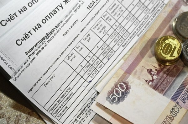 В Госдуме сообщили об изменении даты отправки квитанций ЖКХ Теперь документ об оплате за коммунальные услуги будет приходить россиянам не позднее пятого числа месяца, а не первого, как было ранее. Изменения вступят в силу 1 марта будущего года, сообщил первый зампред комитета по строительству и ЖКХ Владимир Кошелев. Он подчеркнул, что мера необходима для создания чёткого алгоритма предоставления услуг жилищно-коммунального хозяйства и для исключения задержек. «Это шаг к созданию более клиентоориентированной и прозрачной системы, которая учитывает реальные финансовые циклы и повседневную жизнь граждан», — уточнил Кошелев. Подпишись на «Говорит Москва»