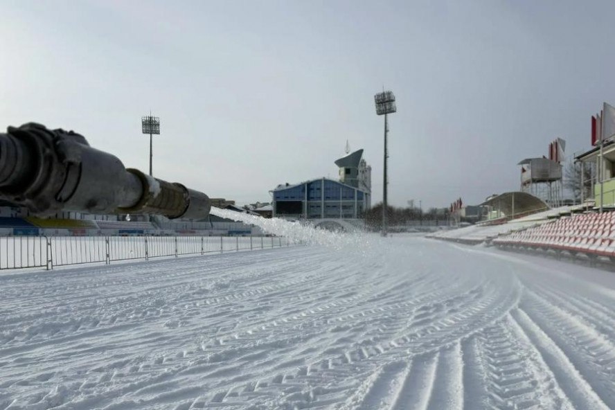 В Тамбове на стадионе Спартак началась подготовка открытого катка На спортивных объектах подведомственных региональному министерства спорта стартовали работы по заливке открытых катков Этой традиционной зимней инфраструктуры с особым настроением ждут жители Тамбовской области На стадионе Спартак в Тамбове с утра проверили подготовку основания рассказал министр спорта региона Павел Грицков Специалисты отмечают что для этого объекта наличие плотного снежного слоя критически важно это защищает резиновое покрытие легкоатлетических дорожек от повреждений Сейчас основание качественно утрамбовано и рабочие приступили непосредственно к заливке льда Ключевым фактором для успешной подготовки катков сейчас являются стабильные погодные условия специалистам необходимы несколько дней с устойчивой минусовой температурой минспорта Тамбовской области   ИА Онлайн Тамбов ру