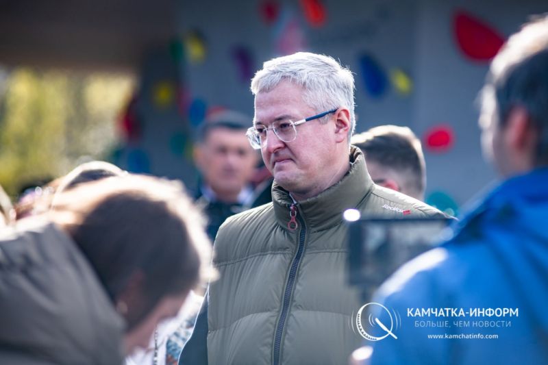 Губернатор Солодов сегодня объявит новый состав правительства Камчатки 20 октября после полудня переизбранный губернатор Камчатского края Владимир Солодов должен объявить о назначении нового правительства региона передает агентство КАМЧАТКА ИНФОРМ По данным источников информагентства из прежних членов краевого кабмина своих портфелей лишаются пять человек в том числе некоторые заместители председателя правительства Должность первого вице губернатора по имеющимся данным останется за Сергеем Нехаевым несмотря на то что на прошлой неделе Владимир Солодов вручил ему медаль Ордена За заслуги перед Отечеством II степени Обычно такие награды вручаются перед отставкой Награды меньшей значимости получили и некоторые министры КАМЧАТКА ИНФОРМ новости Камчатки в Telegram Фоторепортажи и эксклюзивные материалы на kamchatinfo com НАПИСАТЬ НАМ
