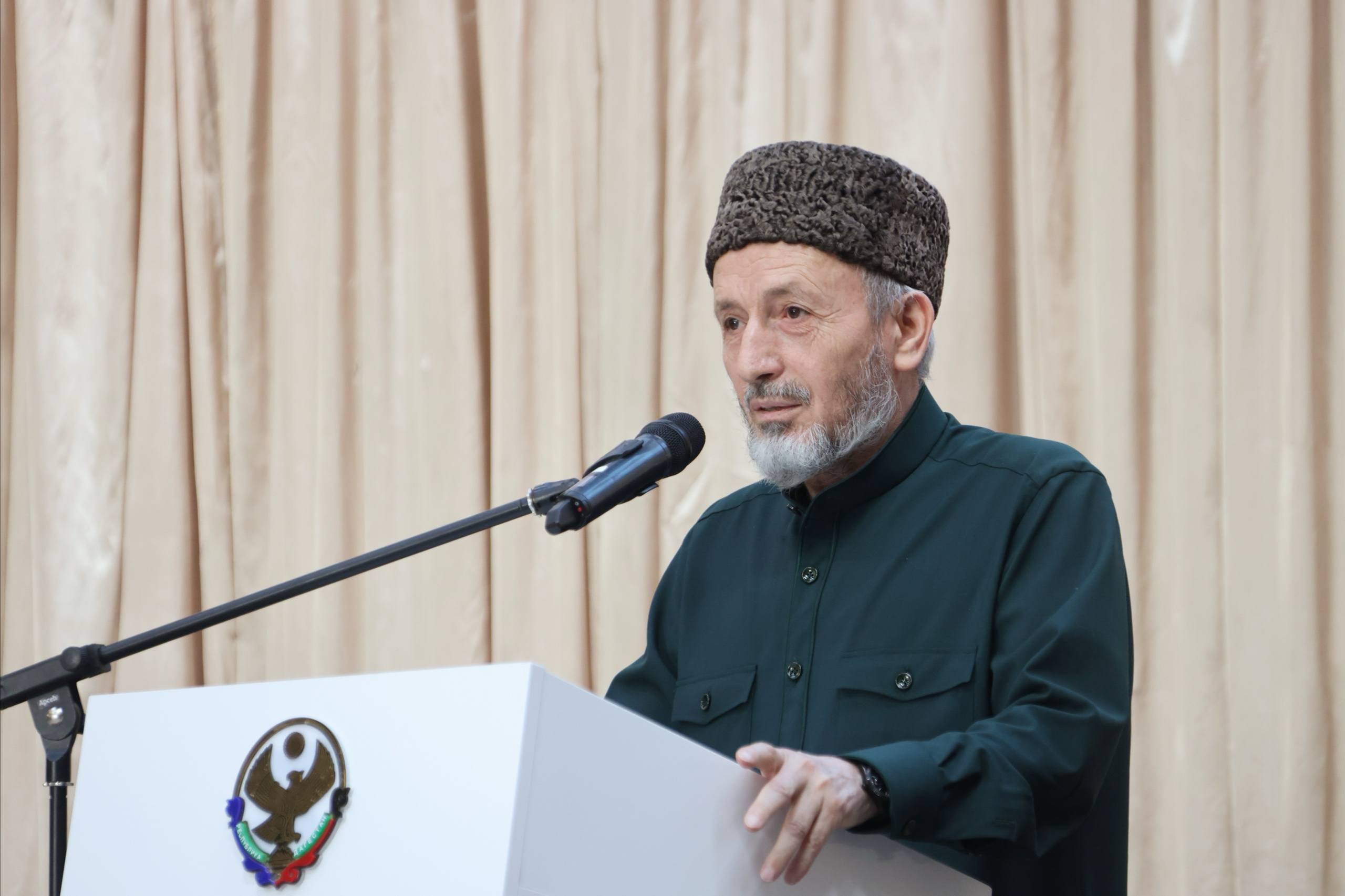 Рай находится под ногами матерей муфтий Дагестана шейх Ахмад Афанди Абдулаев Духовный лидер мусульман республики на мероприятии ко Дню матери напомнил о важности роли матери в жизни каждого человека Дагестан всемирно известен своими поэтами спортсменами богословами учеными И мы должны помнить что какой бы высоты ни достиг человек его родила мама Для нее даже взрослые дети всегда остаются детьми Мамы заслуживают уважения Говорят рай находится под ногами матерей Сегодня у многих наших матерей сыновья защищают Родину Всем мамам я желаю терпения радости здоровья долгих лет жизни и скорейшего завершения специальной военной операции сказал он