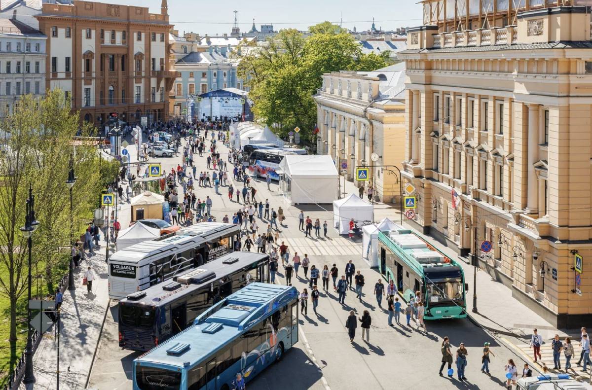 ТранспортФест-2025: в Петербурге стартует международный транспортный фестиваль С 22 по 24 мая в Санкт-Петербурге пройдет международный фестиваль «ТранспортФест-2025», который объединит водителей, инженеров, производителей и всех, кто интересуется транспортом. 22 мая фестиваль откроет XXVII конкурс профессионального мастерства водителей автобусов — участники из России и других стран продемонстрируют фигурное вождение и скоростное маневрирование. 23 и 24 мая на Манежной площади и улице Кленовой состоится выставка инновационного транспорта и оборудования: автобусы, трамваи, электробусы, метро, грузовая техника, электромобили и даже мусоровозы. Техника, представленная на выставке, традиционно проходит тестирование на реальных маршрутах Петербурга. 23 мая пройдет деловая программа — эксперты обсудят развитие общественного транспорта, цифровизацию, экологические решения и подготовку кадров. Вход на деловую часть — бесплатный по регистрации. 24 мая в честь Дня города пройдет Петербургский международный парад ретротранспорта — более 320 экспонатов, включая трамваи, мотоциклы, автобусы и грузовики из музеев и частных коллекций. Колонна проследует по улицам центра до Инженерной улицы, где техника останется для показа. В течение двух дней гостей ждет большая концертная программа на Манежной площади. На сцене выступят звезды эстрады, творческие коллективы и победители конкурса «Полет мечты». 24 мая на гала-концерте выступят ВИА «Поющие гитары», Василий Герелло, ансамбль «Белорусские легенды», Игорь Корнелюк, «Чёрный кофе» и другие артисты. Петербург вновь станет столицей транспорта, музыки и технологий! Подробнее — на сайте фестиваля: transportfest.ru