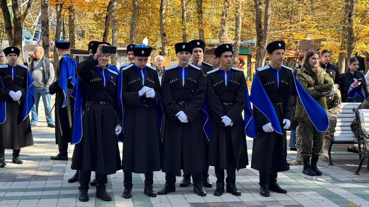 Фестиваль Терского казачьего войска Ставропольского округа Памяти предков достойны прошёл в парке Победы В нём приняли участие военно патриотические клубы и казачьи творческие коллективы со всего Ставрополья Телеграм typical stv