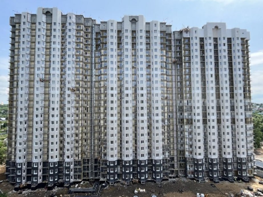 Дольщики долгостроя на улице Салтыкова Щедрина в Хабаровске получат ключи от квартир в конце ноября все 384 семьи смогут заселиться в трёхсекционный дом после почти 11 лет ожидания В настоящее время специалисты проводят финальные процедуры кадастровый учёт присвоение адреса и подготовку документов для передачи квартир Как отметил зампред правительства края по вопросам строительства Алексей Колеватых завершение возведения стало возможным благодаря поддержке губернатора края Дмитрия Демешина Напомним что строительство дома началось в 2014 году но было заморожено из за банкротства застройщика В 2024 году работы возобновил новый подрядчик при этом средства на завершение строительства выделили из краевого бюджета и бюджета ППК Фонд развития территорий   Подписаться на телеканал Хабаровск