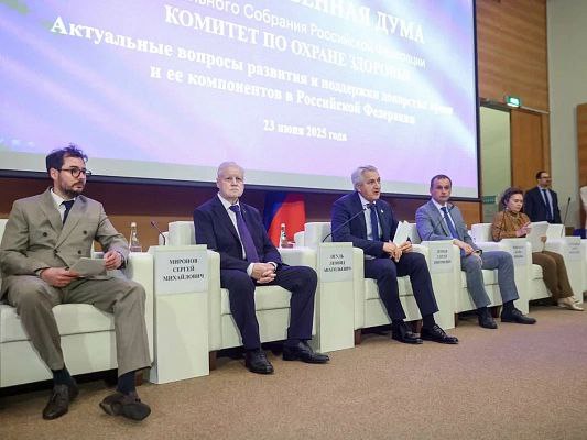 При поддержке «Единой России» вместе с профильными ведомствами в ГД будут доработаны инициативы по популяризации донорства Итоги круглого стола «Актуальные вопросы развития и поддержки донорства крови и ее компонентов в РФ», который прошел сегодня в ГД, лягут в основу предложений депутатов по популяризации донорства и законодательном его регулировании. Об этом сказал на пресс-подходе после мероприятия первый зампред комитета ГД по охране здоровья Леонид Огуль. «Мы подводили итоги совместной работы профильного комитета, Госдумы, Минздрава, ФМБА, Минпромторга, Минобороны, общественных организаций. Итоги круглого стола лягут в основу документов, которые наш комитет будет рассматривать и дальше - это вопросы популяризации донорства, законодательные основы донорства в России», – сказал Огуль. Он также напомнил, что с 2017 года в Госдуме при поддержке ФМБА проходит традиционная акция по сдаче крови, в которой принимают участие депутаты. Участники акции сдают кровь в мобильном комплексе ее заготовки.