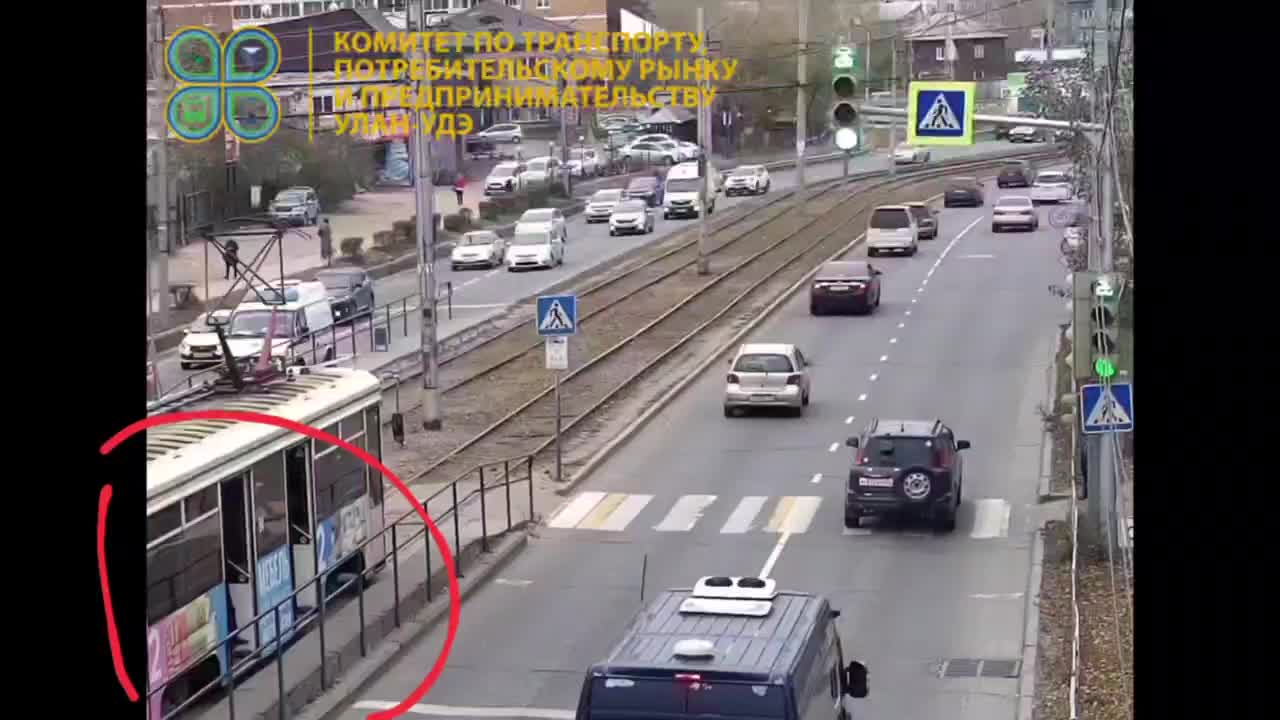Пьяный мужчина упал в межпутье трамвая в Улан-Удэ, но не пострадал